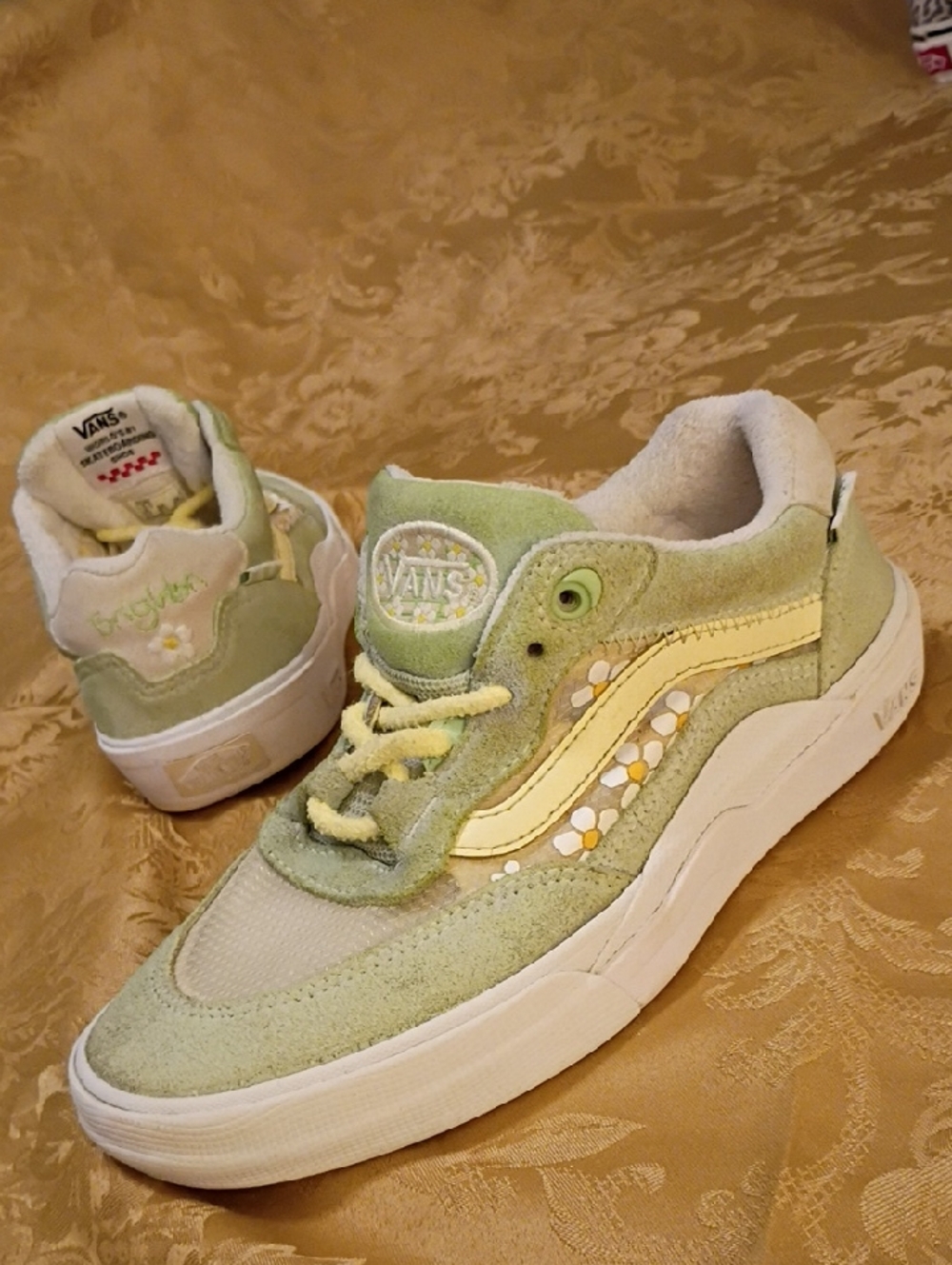 VANS Light Green & Yellow Daisy Accent Low Tops "Brighton" Women's 6.5 Men's 5.0
